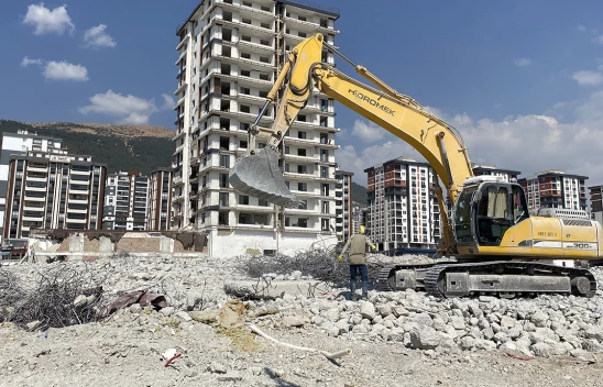 Kahramanmaraş'ta ağır hasarlı binaların yıkımı sürüyor