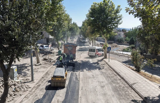 Kahramanmaraş'ta altyapısı tamamlanan yollarda kaplamalar sürüyor