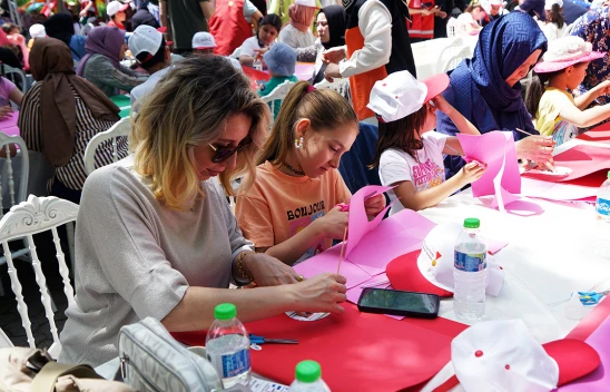 Kahramanmaraş'ta anneler ve çocukları çiçek yapım atölyesinde