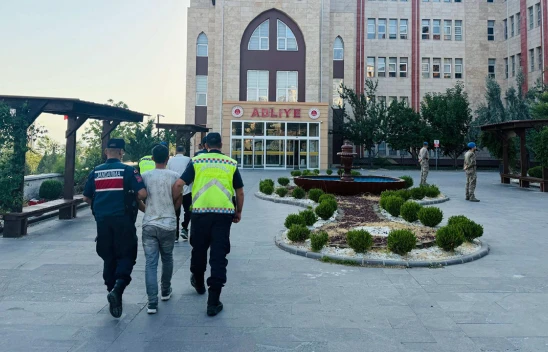 Kahramanmaraş'ta aracına çarpılan sürücüyü öldürdüğü iddia edilen 2 zanlı tutuklandı