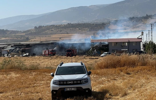 Kahramanmaraş'ta bir ev ve ahırın kullanılamaz hale geldiği yangında 2 kişi yaralandı