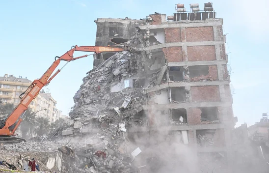 Kahramanmaraş'ta depremde ağır hasar gören binanın yıkım ve enkaz kaldırma işi ihaleye çıkıyor