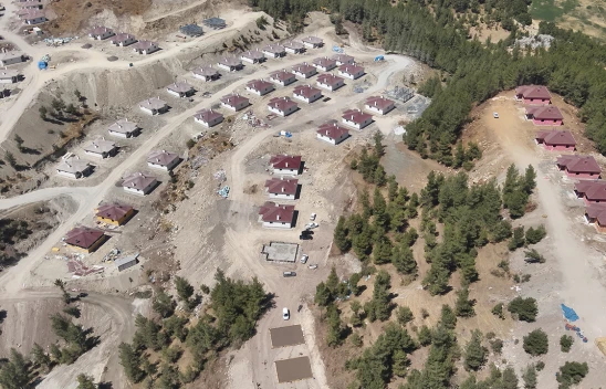 Kahramanmaraş'ta depremzede besicilere yapılan 537 ahır yıl içinde teslim edilecek