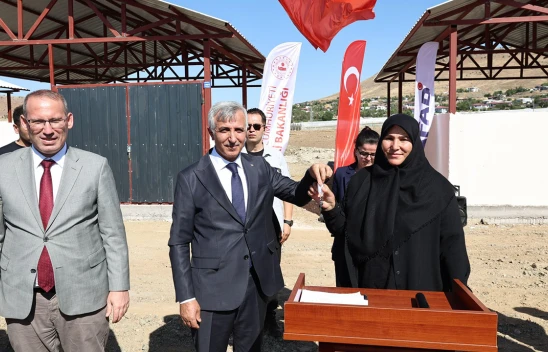 Kahramanmaraş'ta depremzede üreticiler için yapılan 10 ahır teslim edildi