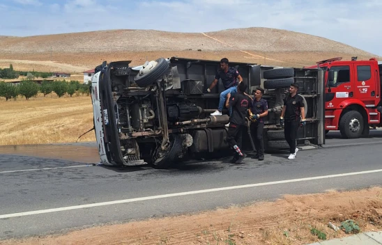 Kahramanmaraş'ta devrilen kamyonetteki 2 kişi yaralandı