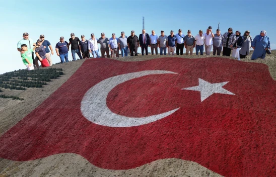 Kahramanmaraş'ta dünyanın en büyük bayrağını, şehit aileleri ve gaziler tamamladı