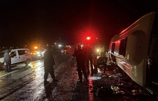 Kahramanmaraş'ta düzensiz göçmenleri taşıyan minibüs devrildi, 1 kişi ölü, 22 kişi yaralandı