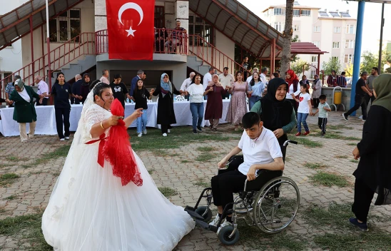 Kahramanmaraş'ta engelli bireyin gelinlik giyme hayali gerçek oldu