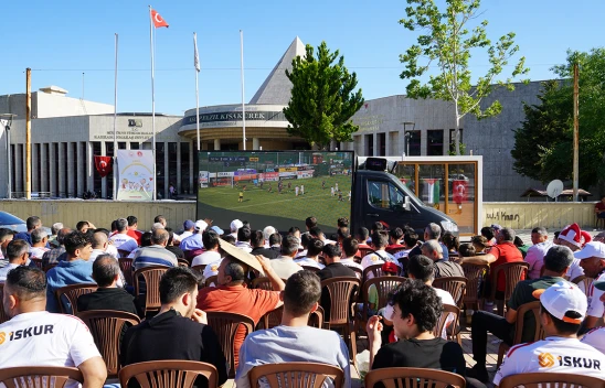 Kahramanmaraş'ta futbol coşkusu dev ekrana taştı
