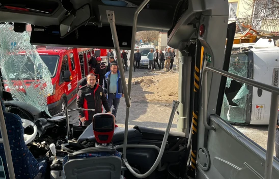 Kahramanmaraş'ta halk otobüsü ve kamyon çarpıştı, 11 kişi yaralandı