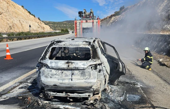 Kahramanmaraş'ta hareket halindeki araç yanarak küle döndü