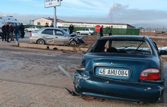 Kahramanmaraş'ta iki otomobil çarpıştı, 2 yaralı