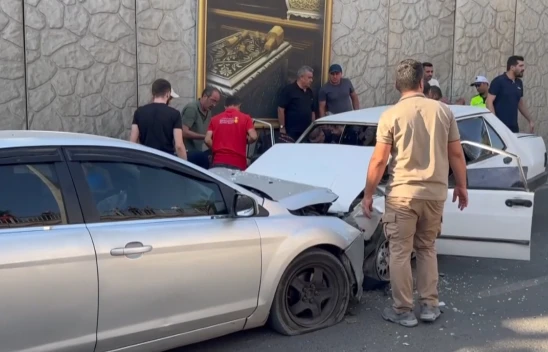 Kahramanmaraş'ta iki otomobil kafa kafaya çarpıştı! 3 kişi yaralandı