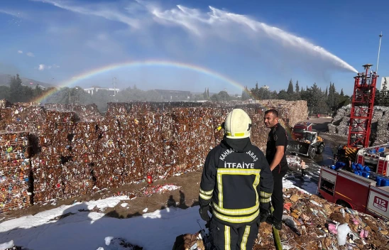 Kahramanmaraş'ta kağıt fabrikasında korkutan yangın