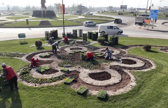 Kahramanmaraş'ta kavşaklar 500 bin çiçekle renkleniyor
