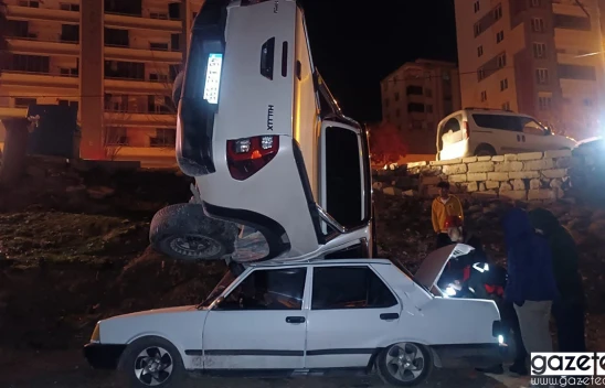 Kahramanmaraş'ta kaygan yolda savrulan araç, başka bir otomobilin üzerine düştü