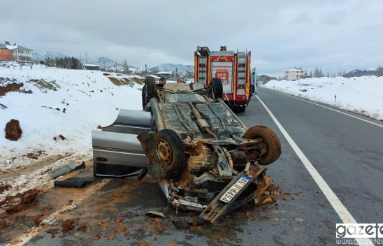 Kahramanmaraş'ta kaygan yolda araç takla attı
