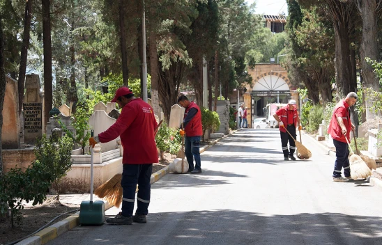 Kahramanmaraş'ta kent mezarlıkları bayrama hazırlanıyor