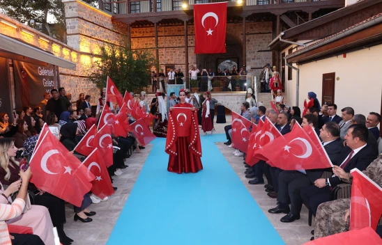 Kahramanmaraş'ta Köklerden Zarafete Garbiyeli temalı defileyle zaman yolculuğu