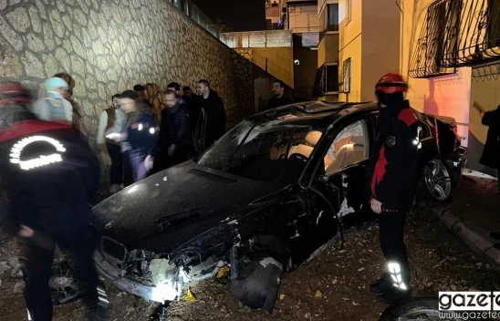 Kahramanmaraş'ta kontrolden çıkan araç site bahçesine düştü!