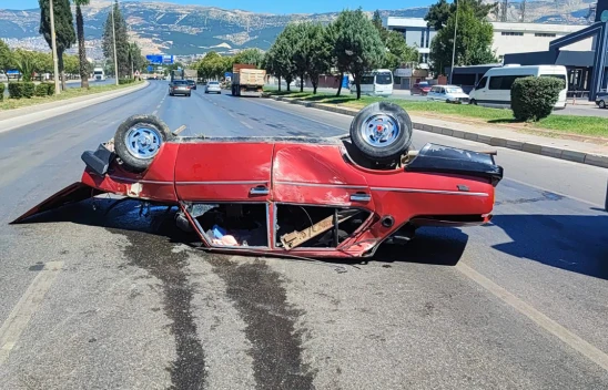 Kahramanmaraş'ta kontrolden çıkan araç takla attı