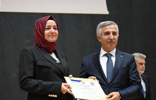 Kahramanmaraş'ta konuşan Fatma Betül Syan Kaya, 'Aileyi aslında bir değerler sistemimizin adı'