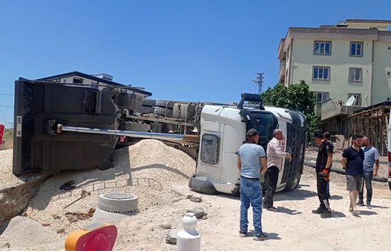 Kahramanmaraş'ta kum yüklü kamyon devrildi! 1 yaralı