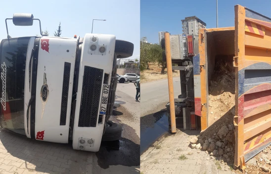 Kahramanmaraş'ta kum yüklü kamyon yan yattı! 1 yaralı