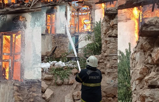 Kahramanmaraş'ta metruk binada yangın