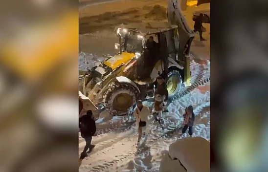 Kahramanmaraş'ta misafirliğe iş makinesiyle gitti