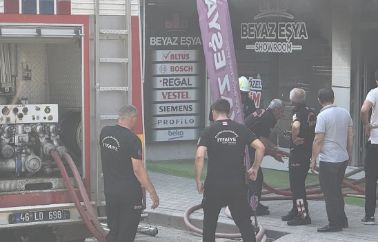 Kahramanmaraş'ta mobilya mağazasında çıkan yangın eve sıçradı