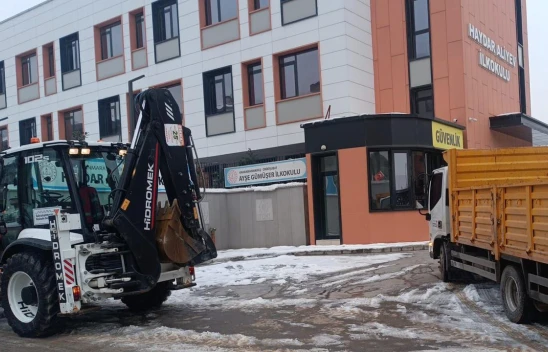 Kahramanmaraş'ta okul çevrelerinde öğrenci güvenliğine kar önceliği