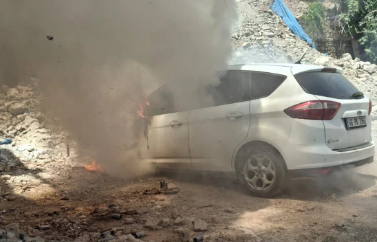 Kahramanmaraş'ta park halindeki otomobil alev aldı