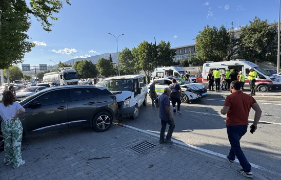 Kahramanmaraş'ta polis aracı ile minibüs çarpıştı, 2'si polis 4 kişi yaralandı