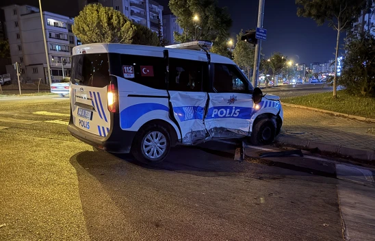 Kahramanmaraş'ta polis aracı ile otomobilin çarpıştığı kazada 2'si polis 5 kişi yaralandı