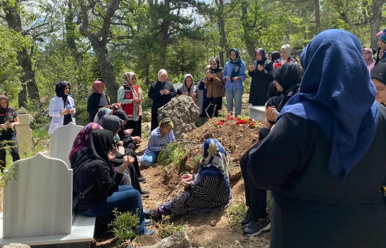 Kahramanmaraş'ta  pompalı tüfekle vurulan eş toprağa verildi