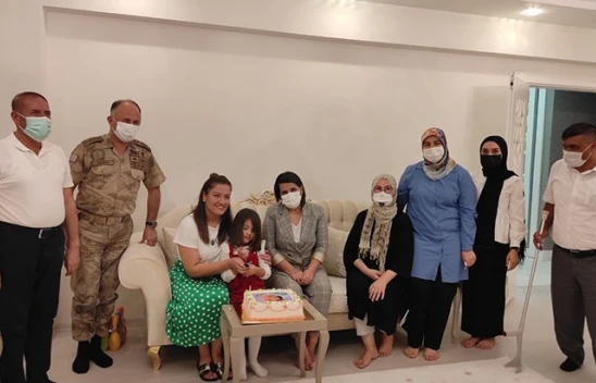Kahramanmaraş'ta şehit kızına babasının adaşı komutanla doğum günü sürprizi