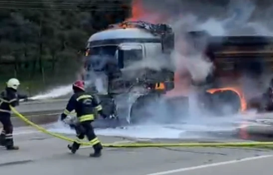 Kahramanmaraş'ta seyir halindeki TIR alev aldı! Ortalık savaş alanına döndü