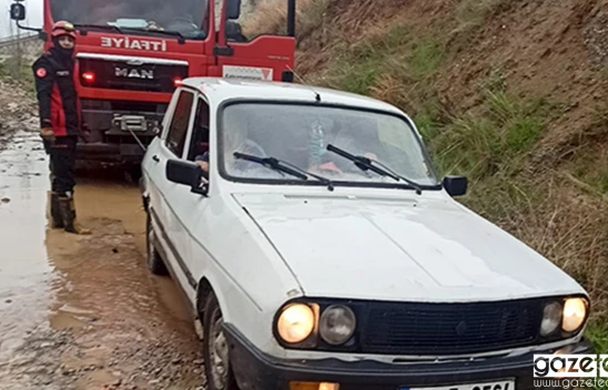 Kahramanmaraş'ta Sümbüllü Deresi taştı, 1 araç mahsur kaldı