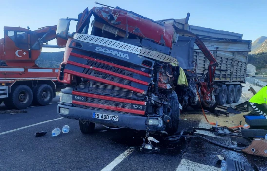 Kahramanmaraş'ta tır ile kamyon çarpıştı! 1 ölü 1 yaralı