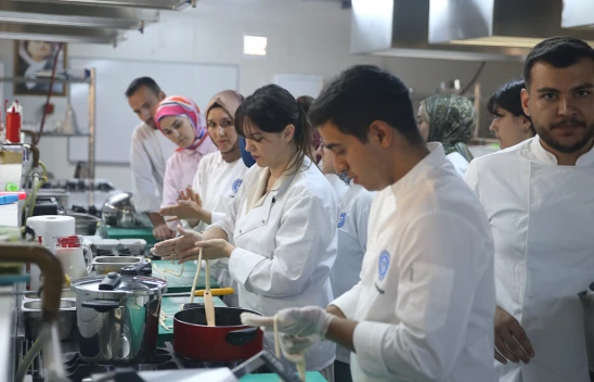 Kahramanmaraş'ta üniversite öğrencileri Çerkez yemekleri için mutfağa girdi