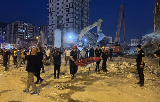 Kahramanmaraş'ta üzerine enkaz devrilen iş makinası operatörü öldü