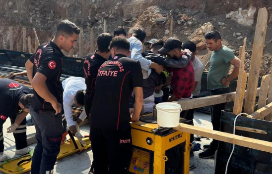 Kahramanmaraş'ta vincin ucundan düşen demir, işçiye saplandı