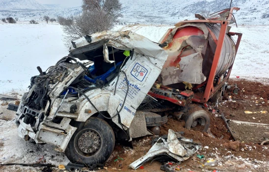 Kahramanmaraş'ta yakıt tankeri şarampole devrildi: 1 yaralı