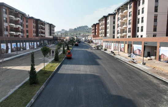 Kahramanmaraş'ta yapımı biten konutların yolları asfaltlanıyor