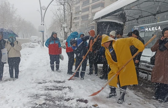 Kahramanmaraş'ta yaya yollarında kar mesaisi başladı