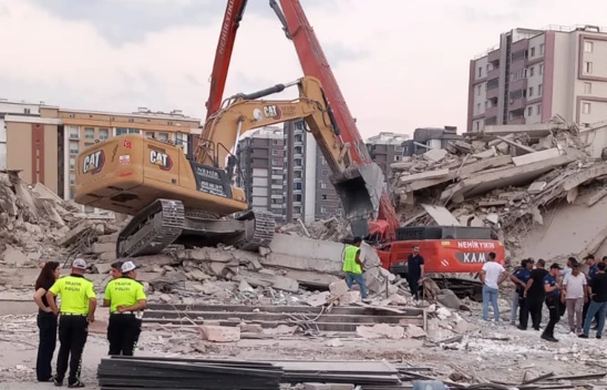 Kahramanmaraş'ta yıkım çalışmasında faciaya! Operatör göçük altında