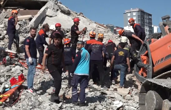 Kahramanmaraş'ta yıkım esnasında iş makinesi üzerine devrildi