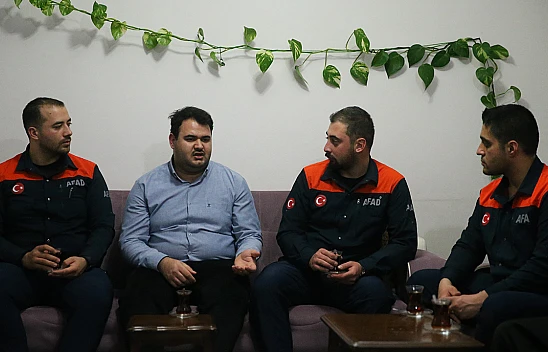 Kahramanmaraş'taki enkazdan 8 saat sonra kurtarılan kişi AFAD ekibiyle buluştu