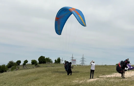 Kahramanmaraş'tan Şanlıurfa'ya paraşütüyle uçtu